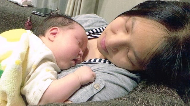 赤ちゃん　ママの上でうつぶせ寝
