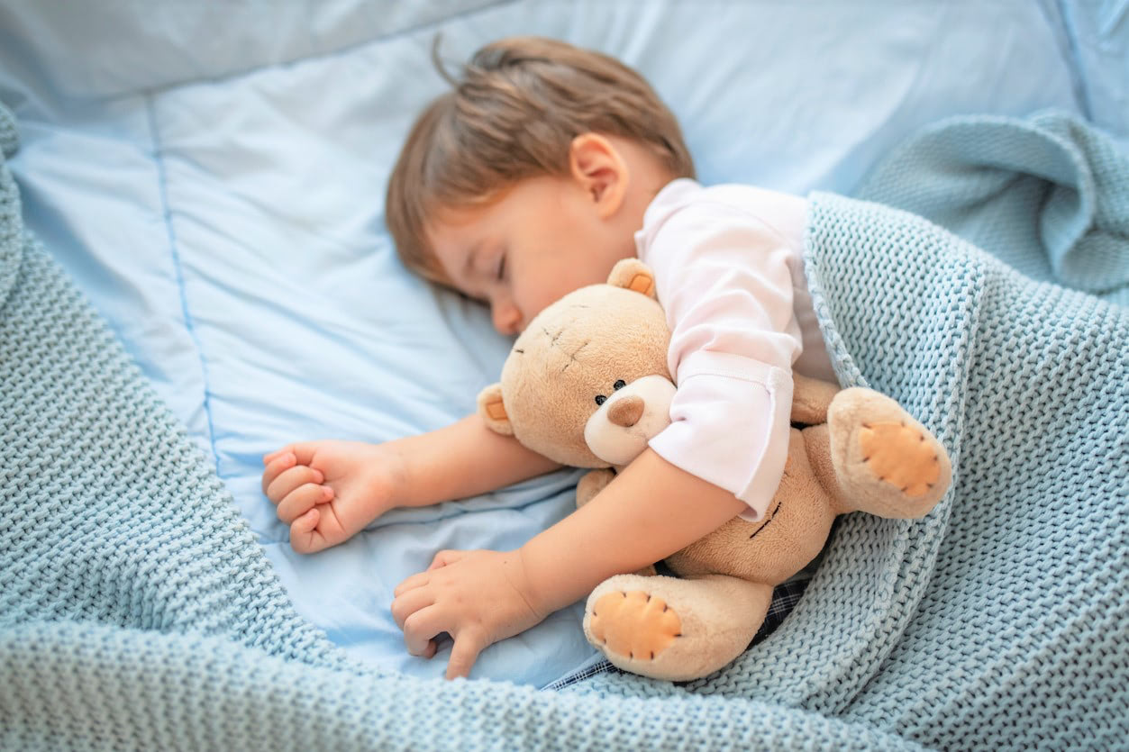 夜泣き＆寝ぐずりに。睡眠改善でいちばん大切な「睡眠の土台」について【連載・愛波文の子どもの睡眠メソッド】