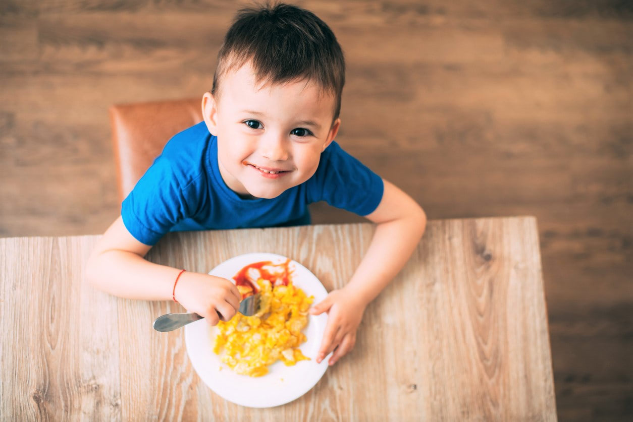 食べ物を丸のみする子には「よくかんで」ではなく、かむ回数を伝えよう！