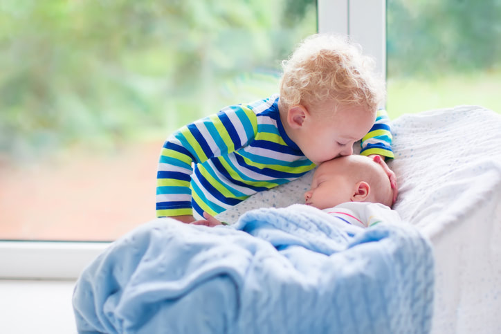 きょうだい育児の永遠のナゾ！子ども２人、どちらを先に寝かしつけるのが正解!?【連載・愛波文の子どもの睡眠メソッド】