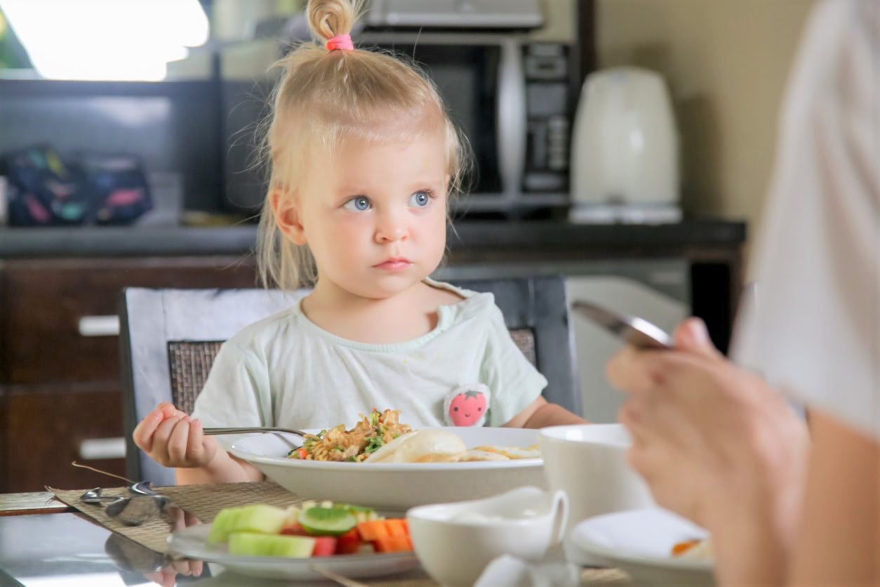 え、そっちなの！？親が食べさせたいものvs.子どもが食べたいもの。先にテーブルに出すのは？