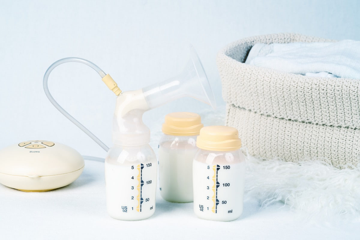 搾乳は何時間ごとに必要？正しい搾乳方法と母乳の保存方法のコツ【助産師監修】