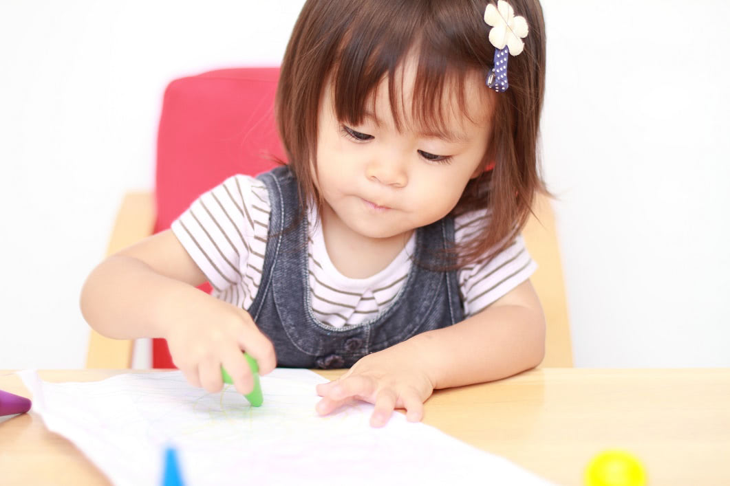 1歳3ヶ月赤ちゃんの成長と発達。身長と体重の目安はどれぐらい？指しゃぶりはいつまで？【小児科医監修】