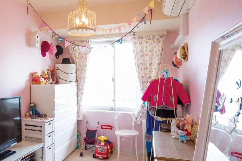 子ども部屋はガーリーに演出！カラフルかわいいとスタイリッシュが絶妙に融合した空間【赤ちゃんがいる家のインテリア】