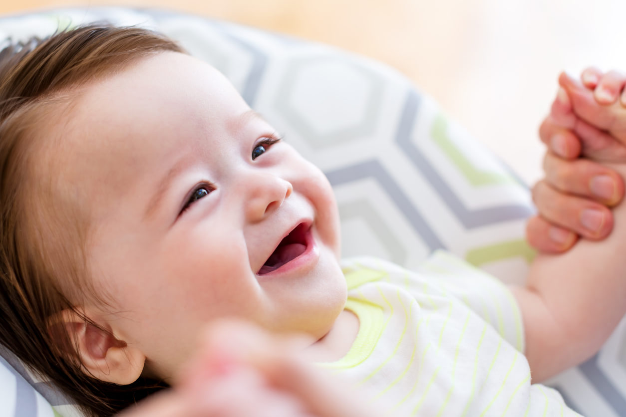 生後3ヶ月の赤ちゃんは何ができる？発育・発達と赤ちゃんとの過ごし方をアドバイス【医師監修】