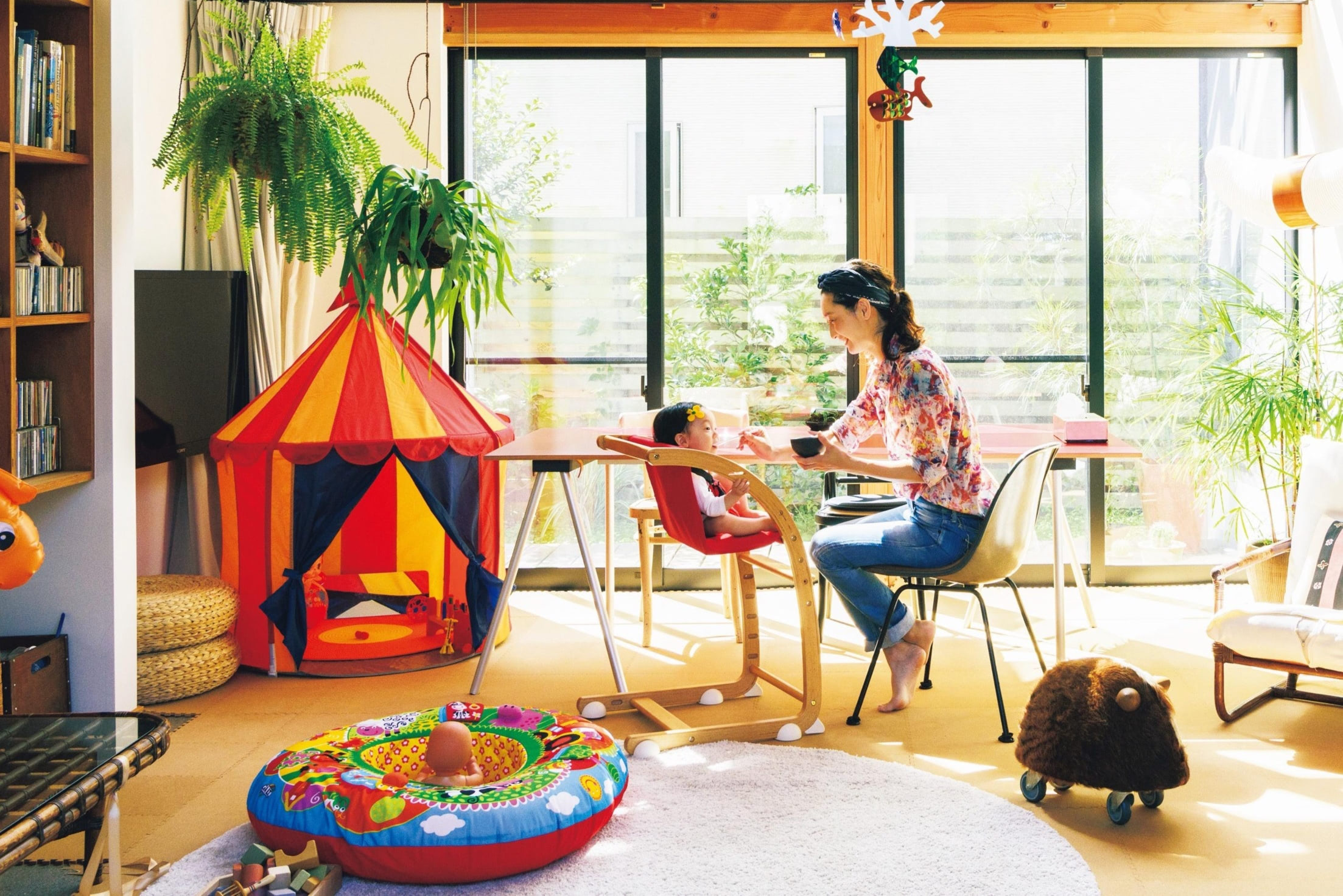 ＜見せる＞と＜隠す＞のバランスを考えた、賑やかだけどスッキリした部屋づくり【赤ちゃんのいる家のインテリア】