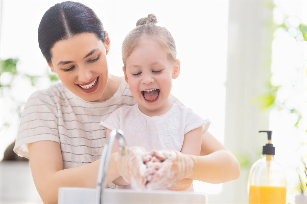子どもの「手洗い」はいつから教える？手洗いを習慣づけるために実践したいこととは？
