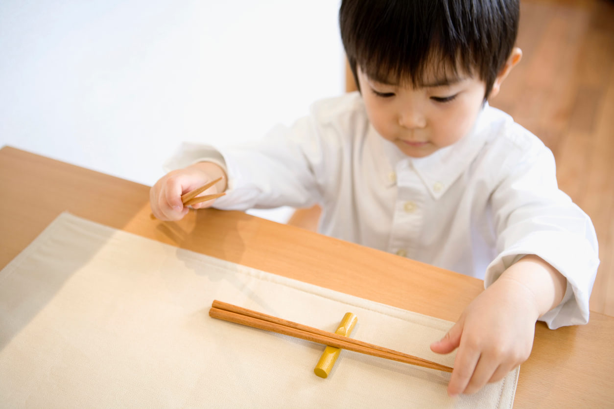 ＜食事のしつけQ&A＞はしの練習は何歳から始めるのがベスト？はしの選び方も知りたい！【専門家アドバイス】