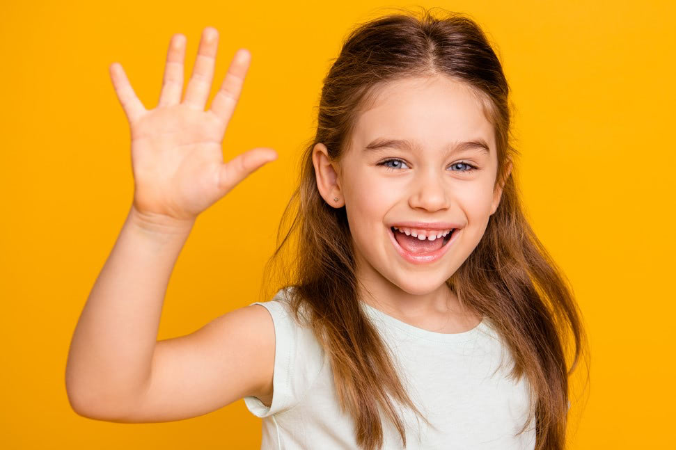 あいさつはどうすれば身につく？〈あいさつができる子ども〉に育てるために親がすべきこととは？