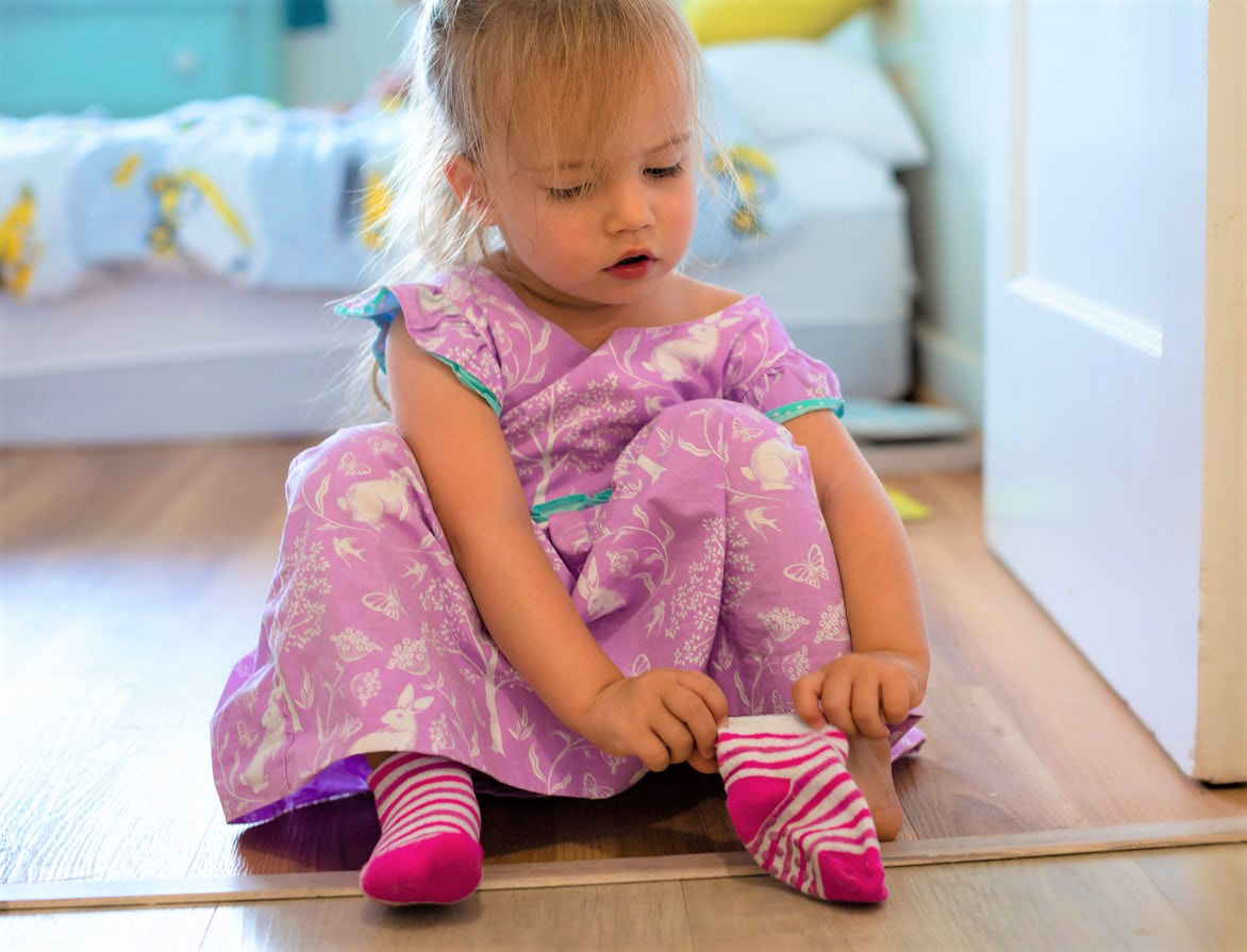 着替えの練習は1歳過ぎからスタート！子どもの「自分で！」を引き出すコツとは？