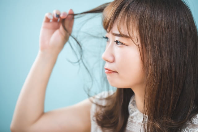 産後の髪悩みNo.1！「抜け毛」はいつまで続く？ケアはどうしたら？