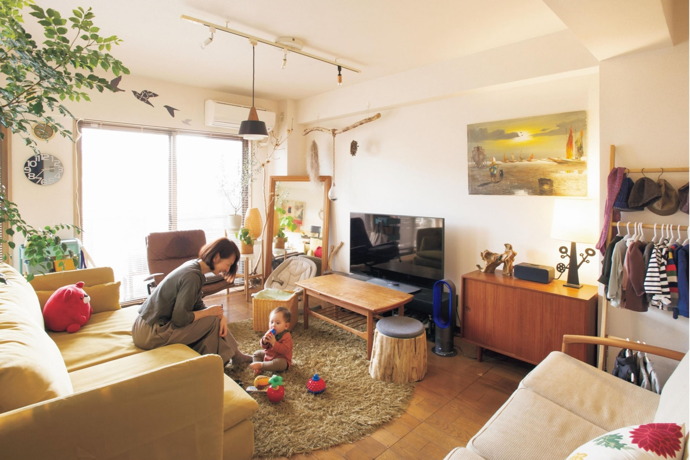 まるで「森の中のおしゃれカフェ」！味わいある家具、観葉植物、水槽が空間のアクセントに【赤ちゃんのいる家のインテリア】