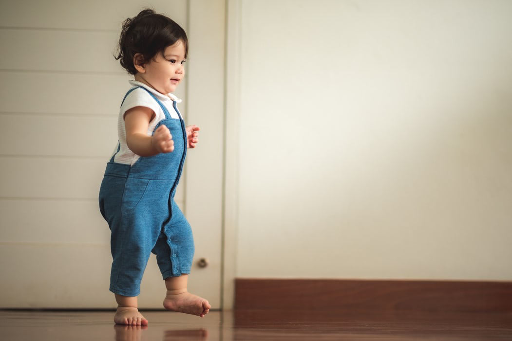 よちよち歩きの頃はどんな遊びがいい？【1歳からの脳育て】専門家おすすめの育脳遊びはコレ！