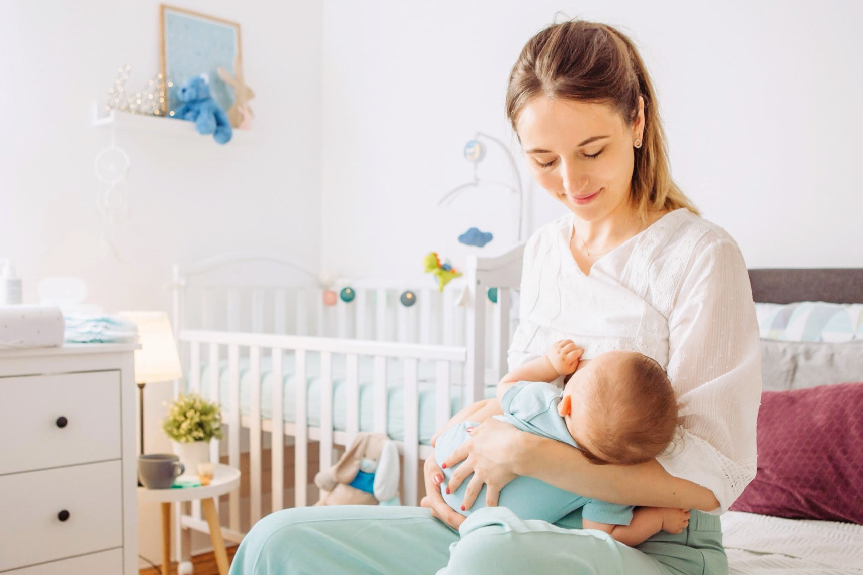 母乳をよく飲んでいます。離乳食を始める時期を遅らせてもいい？【管理栄養士監修】