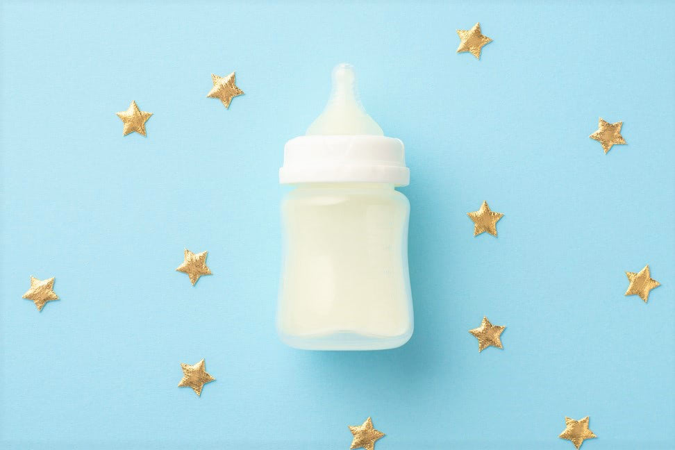 フォローアップミルクや牛乳はいつから？乳汁の種類とステップアップのタイミング【管理栄養士監修】