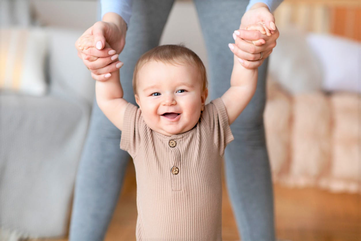 生後1歳赤ちゃんの成長＆発達。言葉を覚えるのはいつから？まだ歩かなくても大丈夫？【小児科医監修】