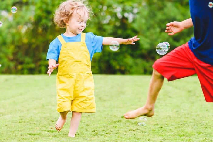 専門家おすすめの【育脳遊び】5選。走る！投げる！追いかける！2歳児は〈体を動かす〉ことで脳が育つ！