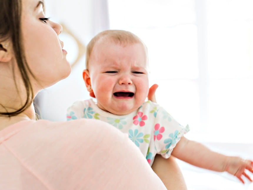 授乳中に赤ちゃんが暴れる理由「乳頭混乱」て何？【小児科医監修】