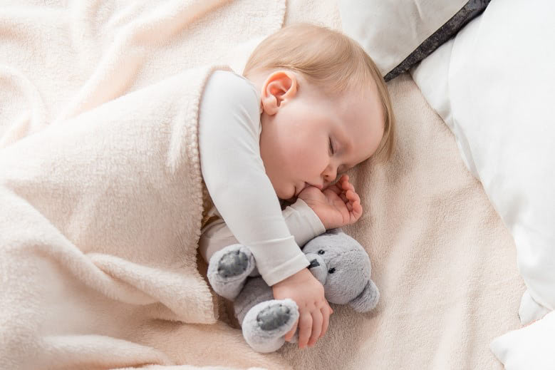 〈1歳〉眠るときに指しゃぶりをします。歯並びの心配もあるのでやめさせるべき？