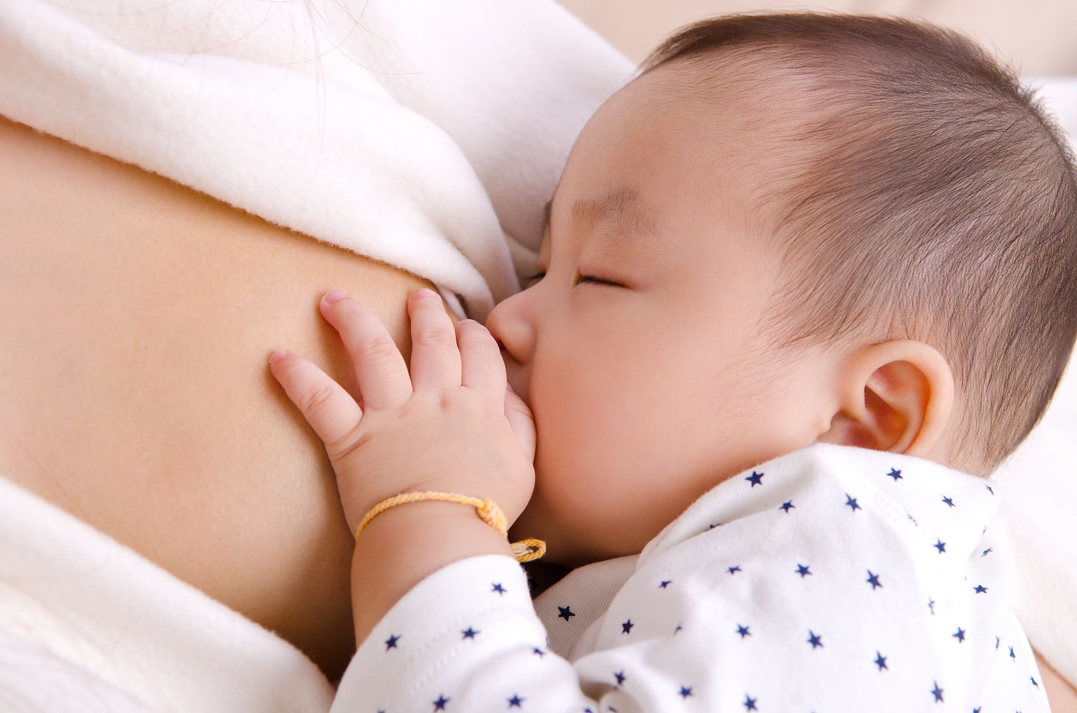 母乳育児のために妊娠中からできることは？母乳のメリットやマッサージの方法も【医師監修】