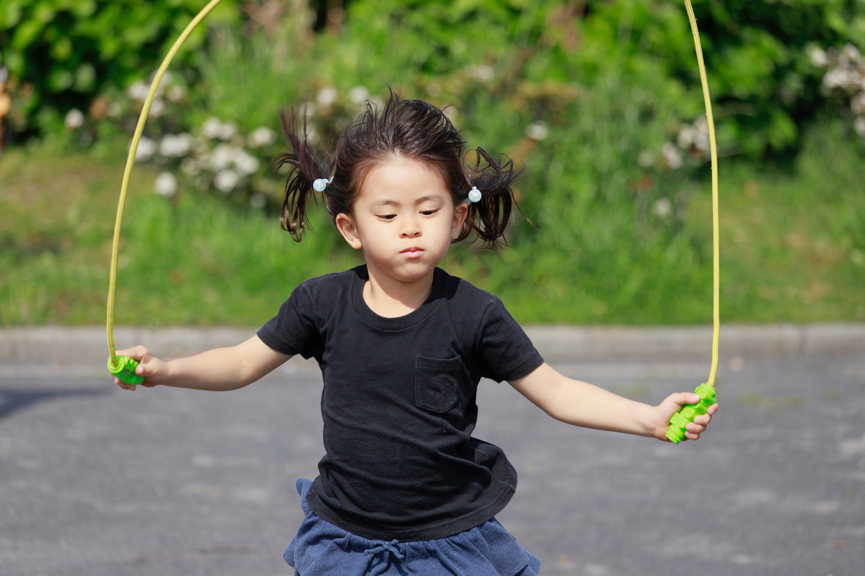 子どもの「なわとび」を上達させるには？基本のとび方と自宅でできる簡単レッスン♪