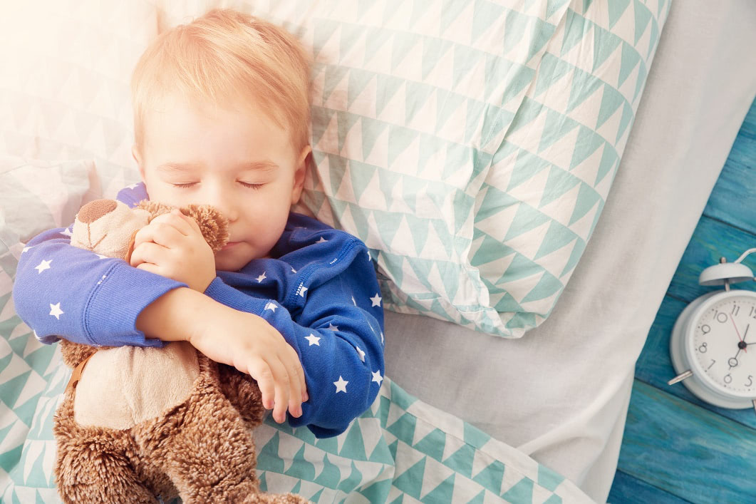 「週末ゆっくり寝れば疲れがとれる」はウソ！？子どもの正しい睡眠のとり方とは
