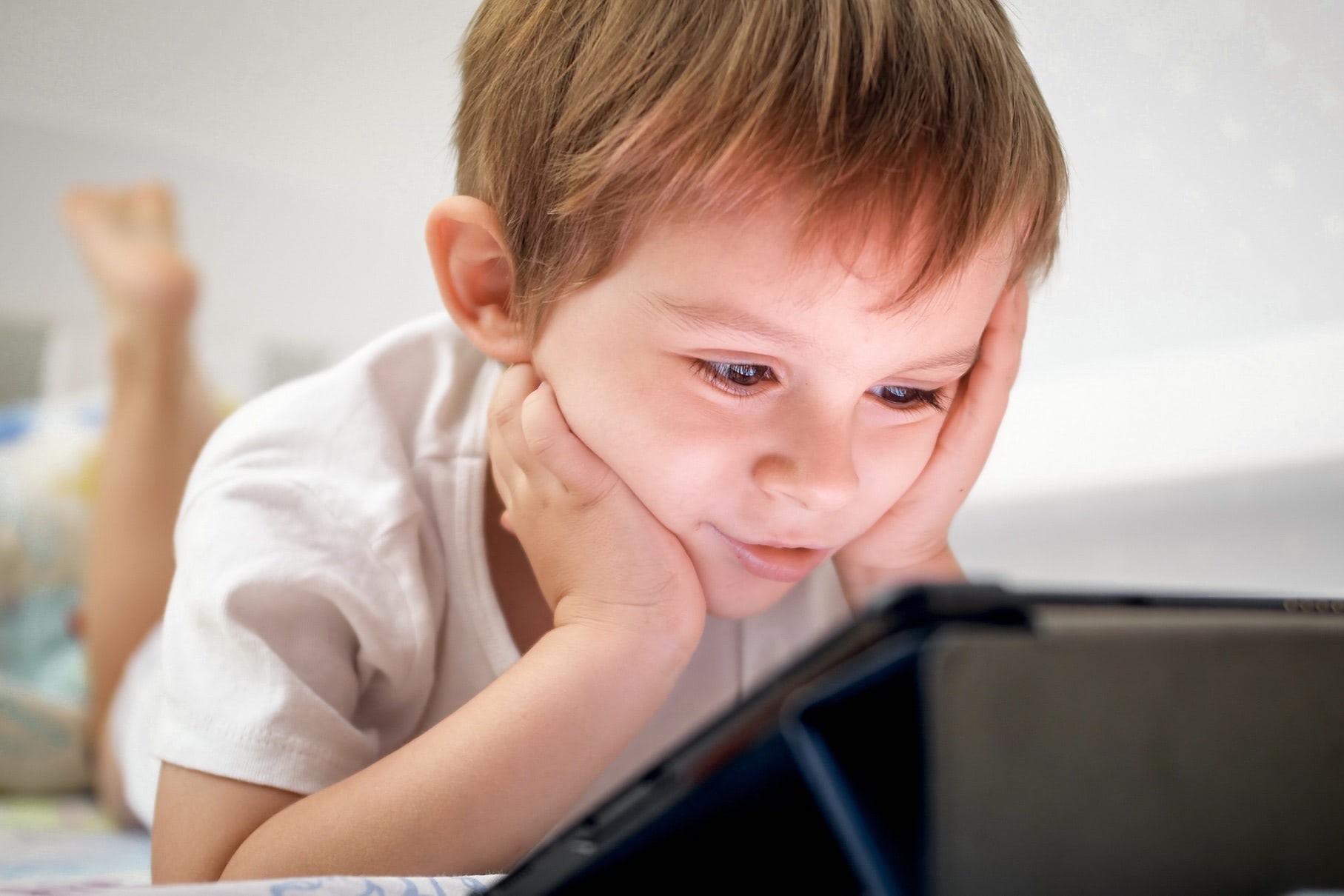 子どもはゲームや動画で想像以上に目を酷使している。疲れ目をケアする効果的な方法とは？