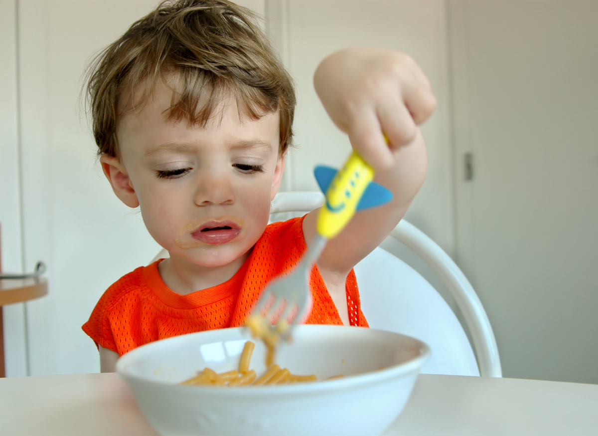 〈2歳〉食事中に食べ物を投げる子ども。しかってもやめないときはどうすればいい？