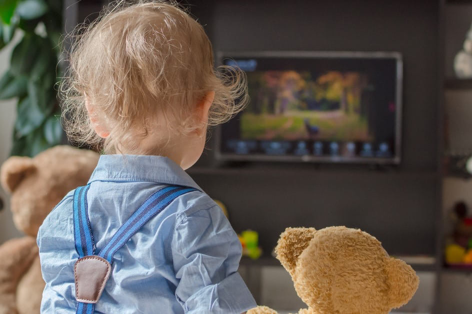〈2歳〉テレビがつけっぱなしの環境です。テレビを消してラジオならいい？