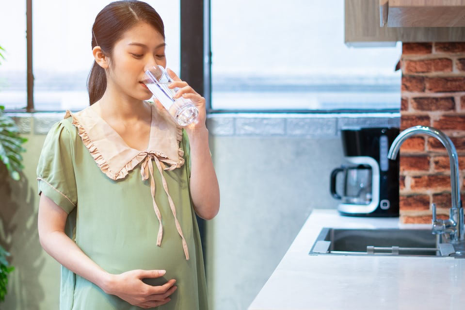 妊婦が1日に必要な水分量は？妊娠中にNGな飲み物はある？暑い夏を乗り切る〈正しい水分補給〉の方法を産婦人科医が解説