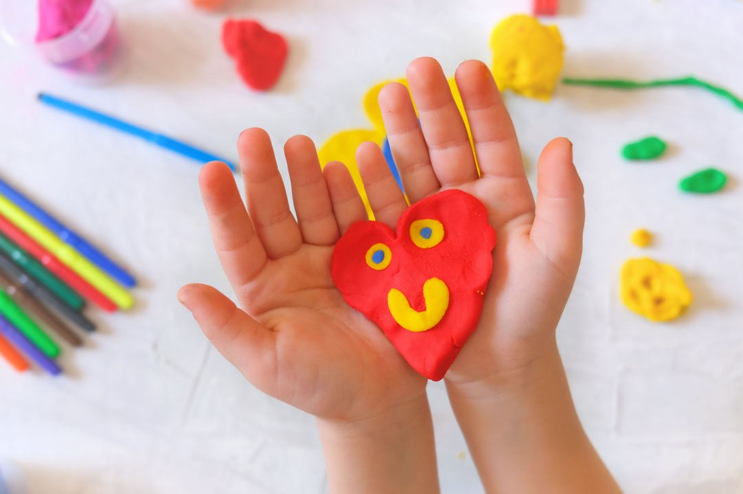 〈知育おもちゃで脳育て〉子どもの成長＆発達に合わせて作りたい、手づくりおもちゃ4選！