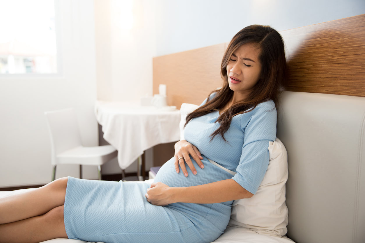 妊娠中のお腹の張りと痛み、出血の原因って？対処法も解説【産婦人科医監修】