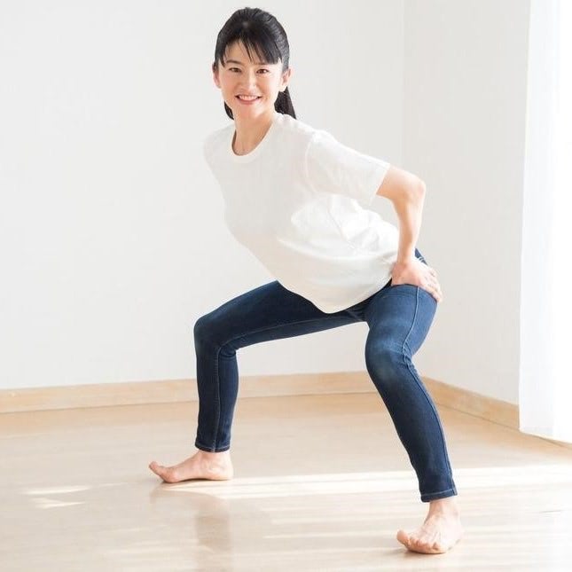 【おしり筋トレ】偏平足が原因で姿勢が悪くなる！？親子でできる偏平足解消スクワットで、姿勢を正して疲れにくい体に！