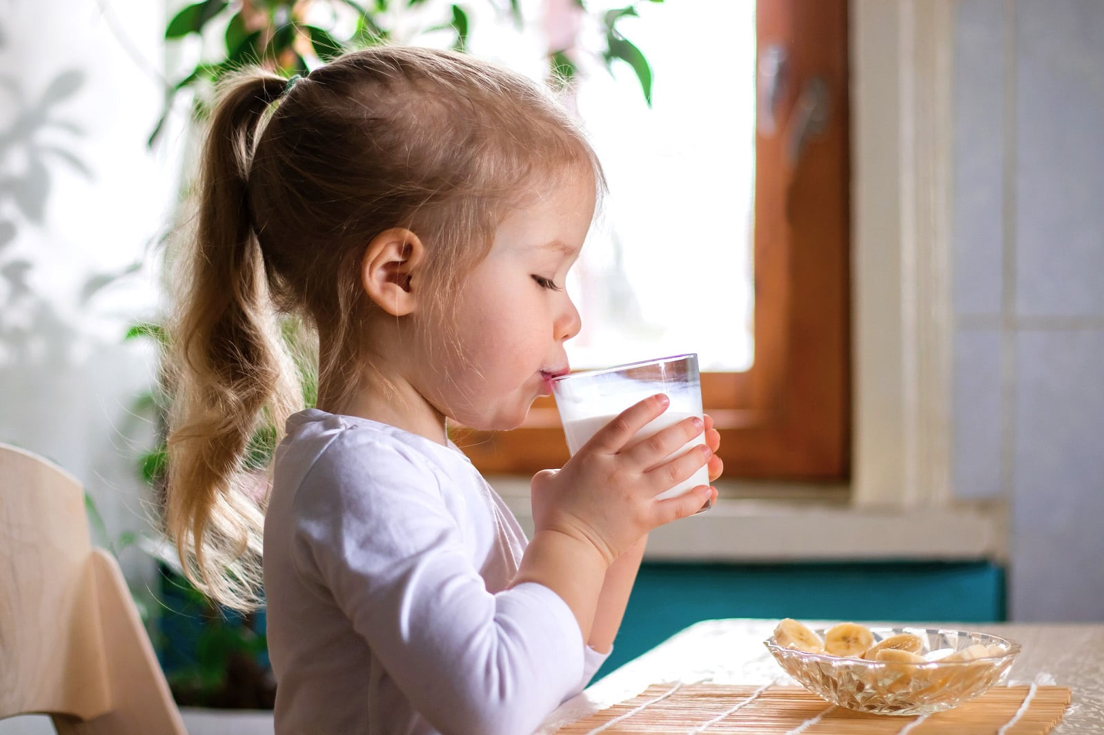 子どもの水分補給のベストタイミングは？避けた方がよい飲料と飲ませ方のコツも【管理栄養士監修】