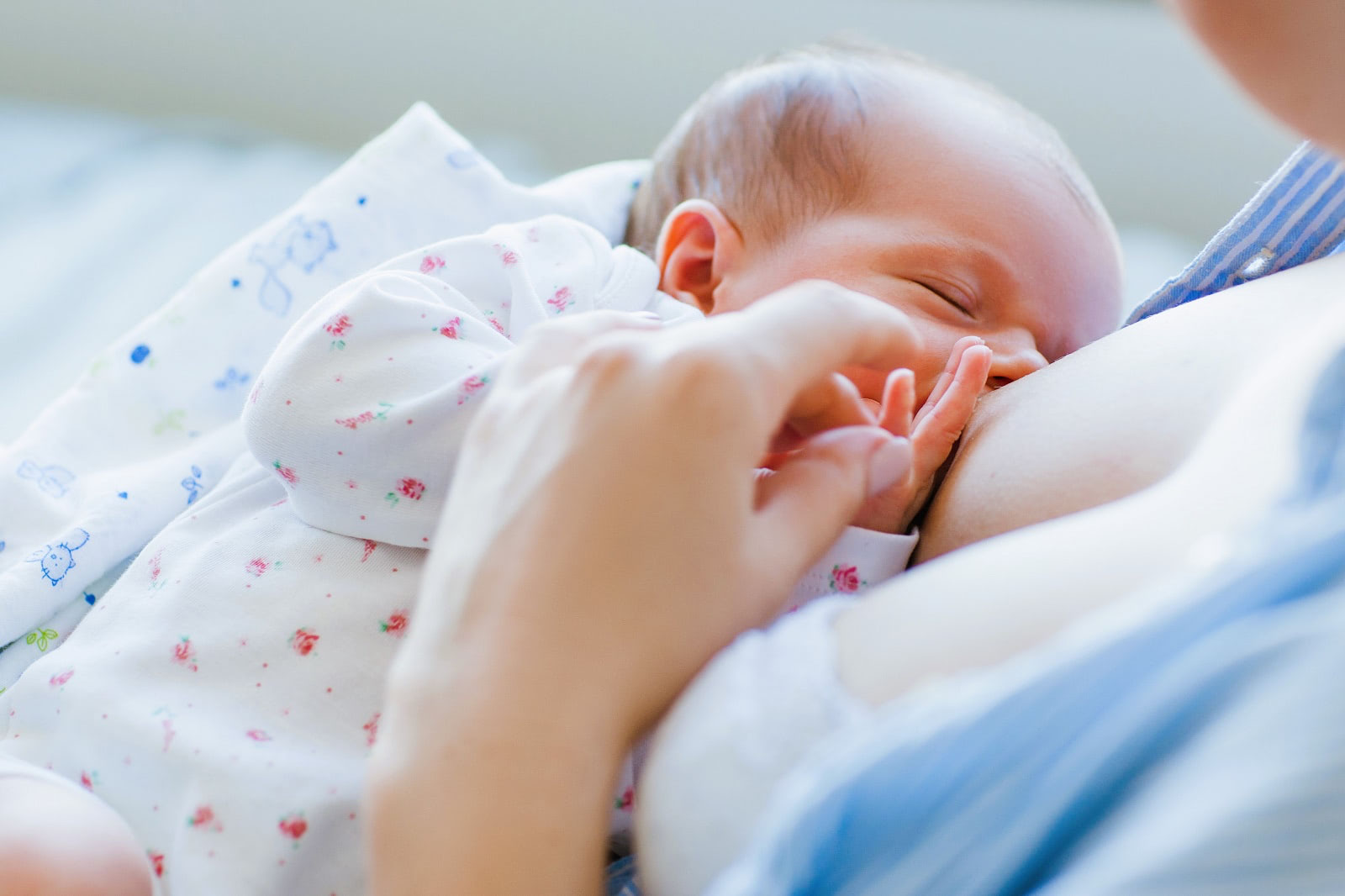 赤ちゃんの正しい授乳姿勢は？母乳の飲ませ方＆左右入れ替えのコツも【産婦人科医監修】