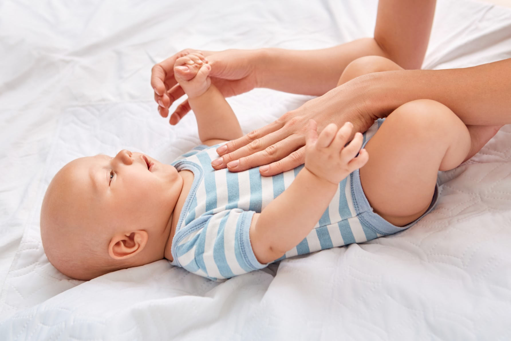 〈生後3ヶ月〉赤ちゃんの出べそはいつ治る?自然に引っ込むもの?【小児科医監修】