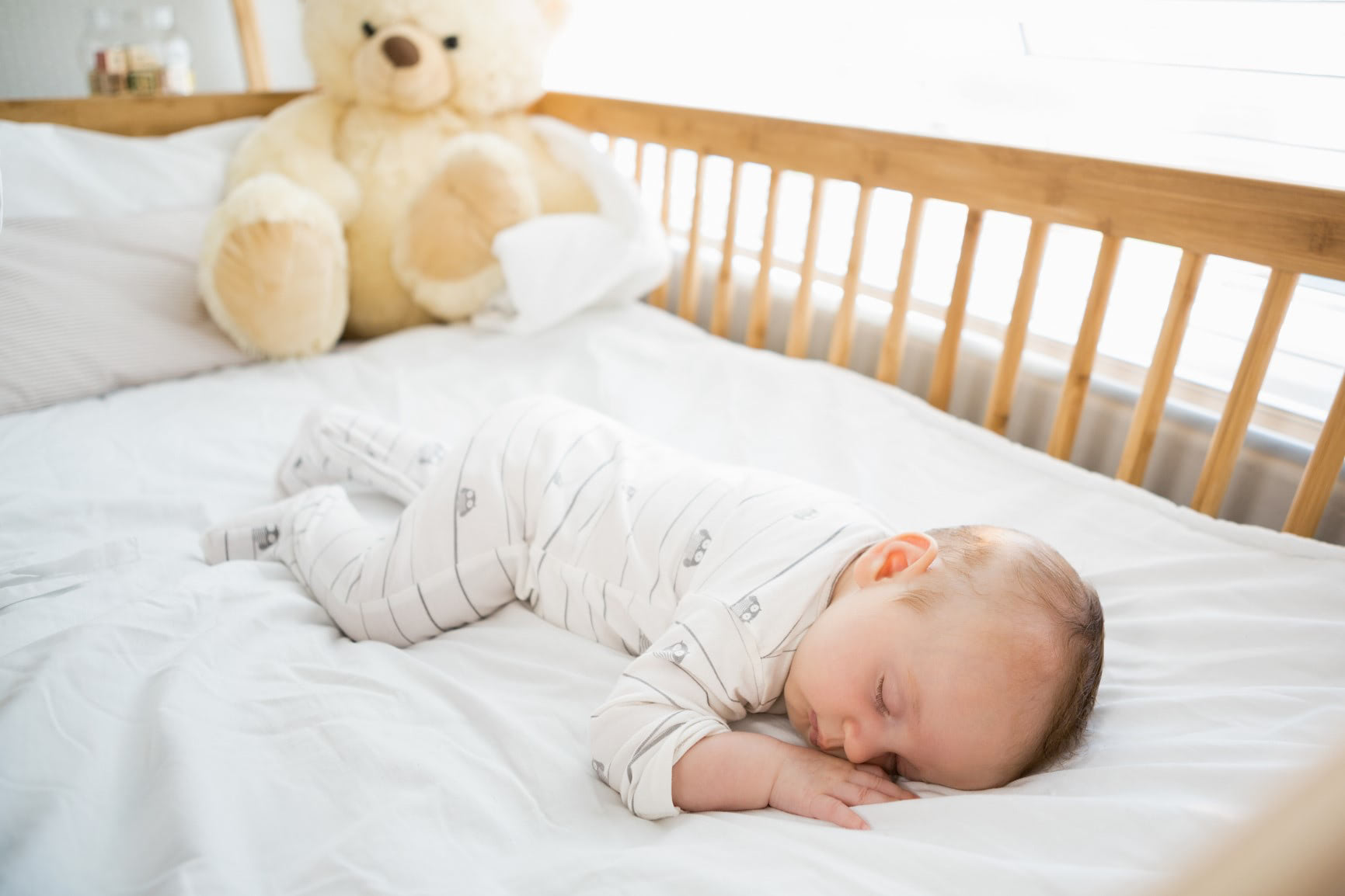 〈生後9ヶ月〉1日2回の昼寝が1回だけに。30分しか寝ないのですが、これって睡眠不足？【小児科医監修】