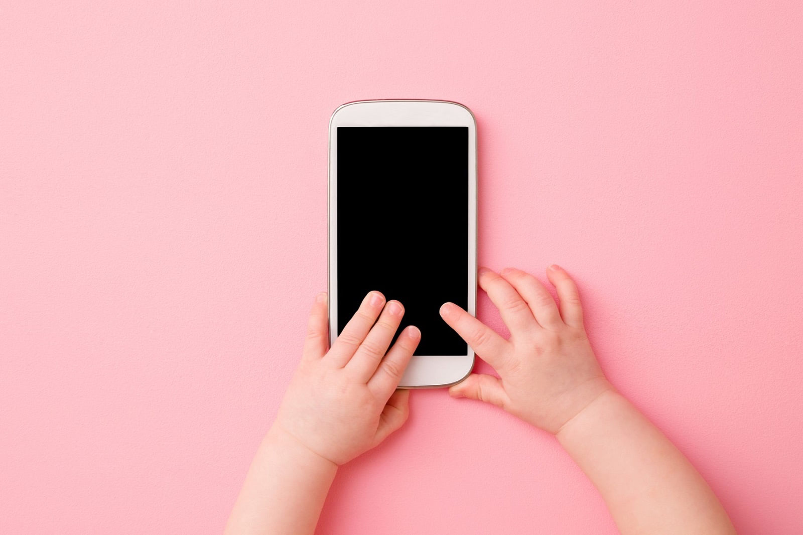 赤ちゃん時代から動画を見せ続けると依存症になる？【赤ちゃんとスマホの上手な付き合い方】
