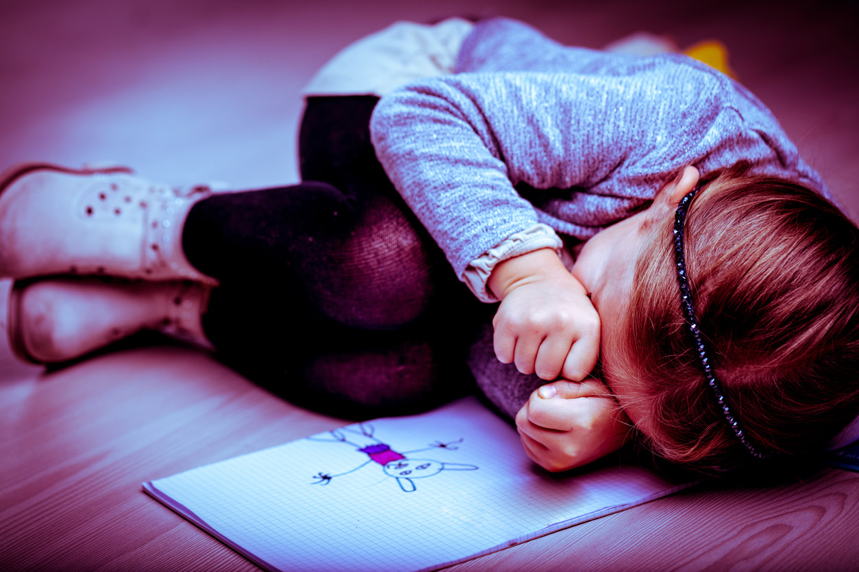 「毒親」に育てられた子どもはどうなる？大人になってさらされる危険の大きさとは？