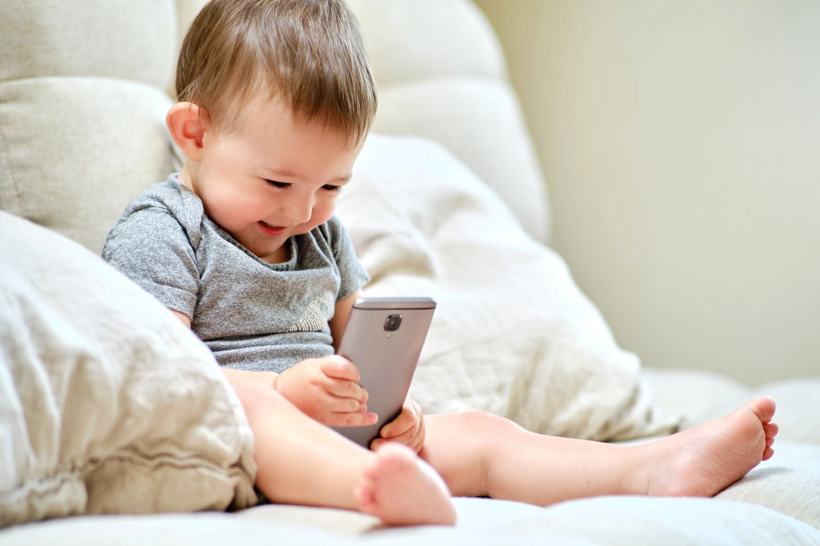 アプリや動画は知育に役立つ？英語を覚えさせることは可能？【子どもとスマホの上手な付き合い方】