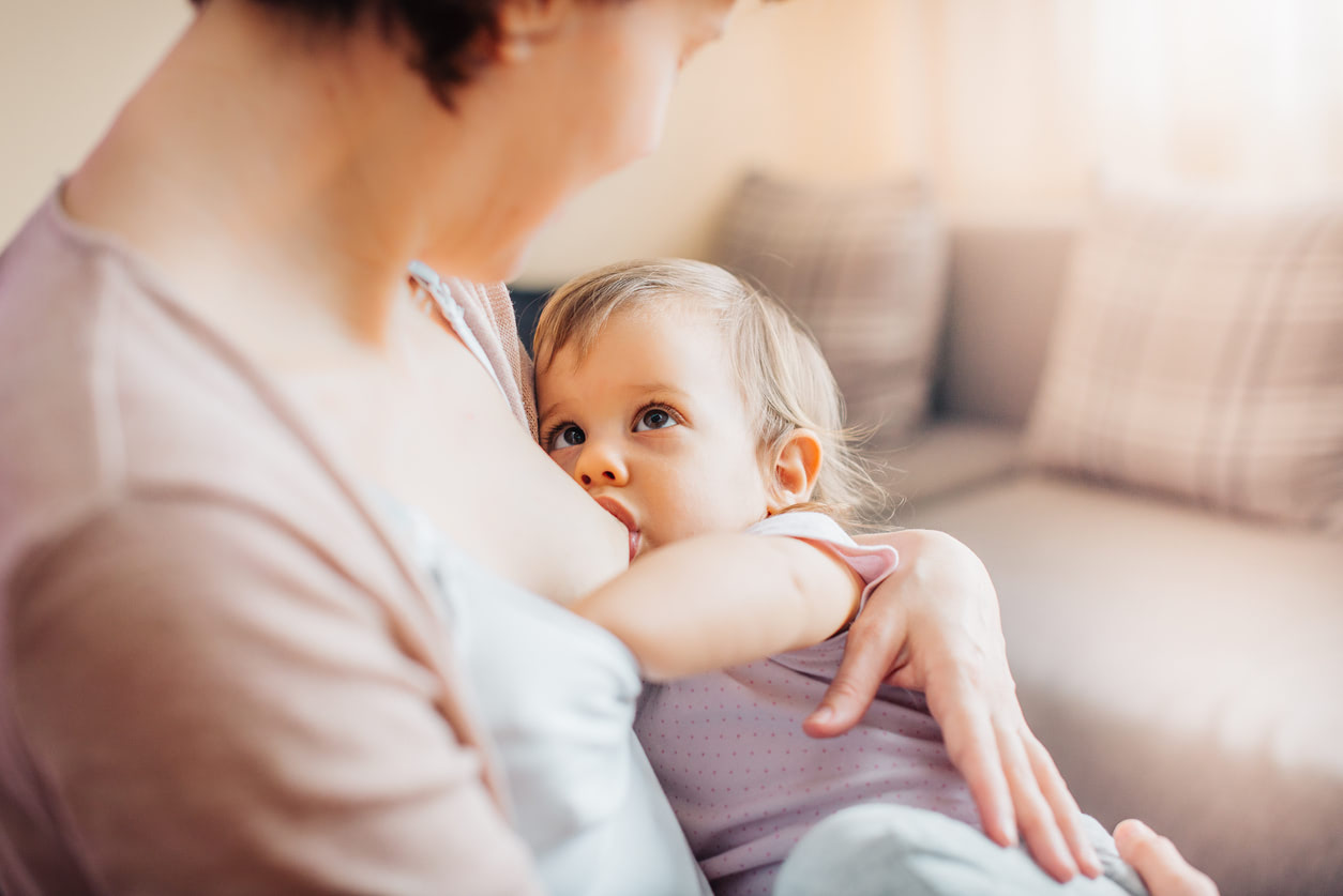【助産師監修】離乳食後の授乳はいつまで？母乳が大好きで離乳食がなかなか進みません&hellip;〈生後5～8ヶ月の授乳のお悩み〉
