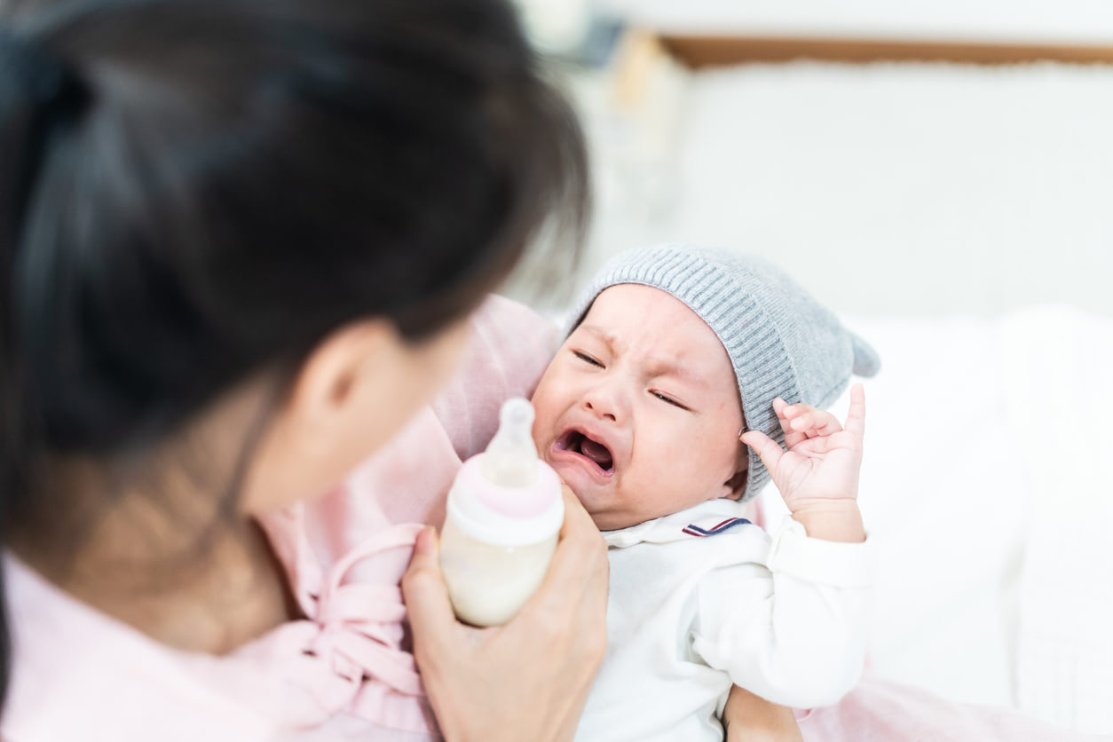 【助産師監修】母乳からミルクに切り替えるか迷い中。授乳後の吐き戻しも心配です…〈生後0~4ヶ月の授乳のお悩み〉
