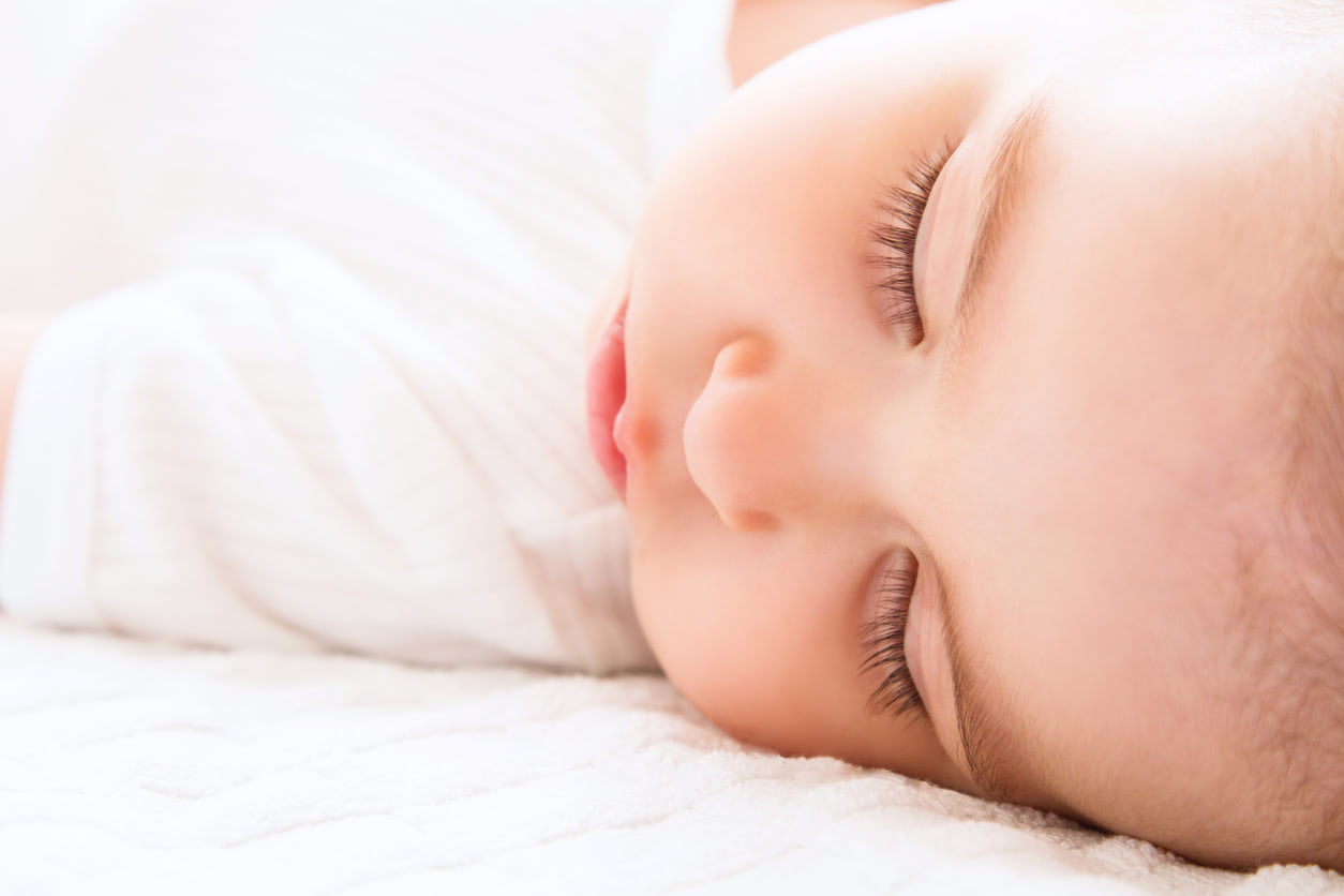 その掛け布団、危険です！赤ちゃんの突然死を防ぐために、絶対守るべき睡眠環境とは？