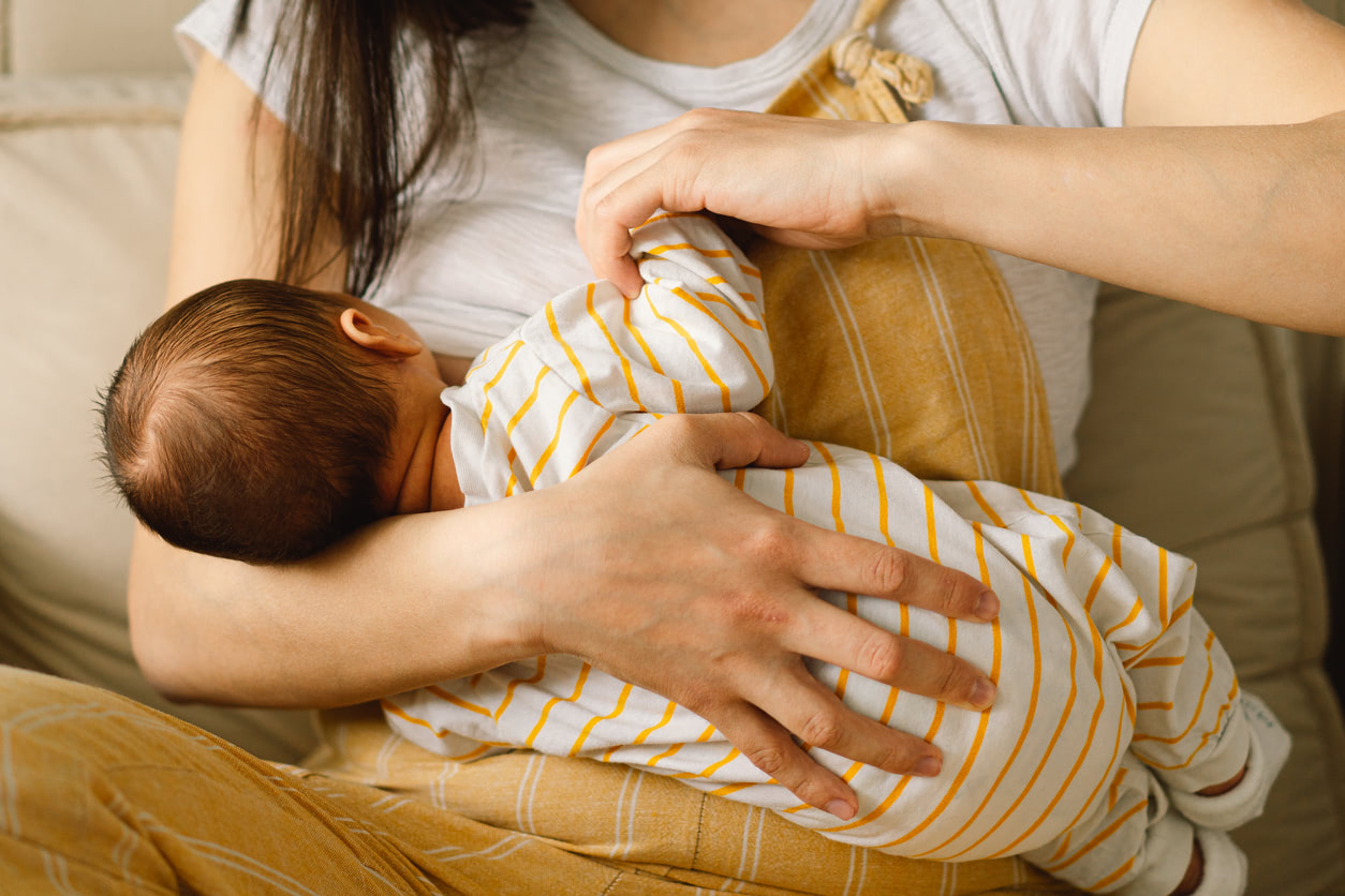 【助産師監修】朝から晩までずっと授乳。乳首が切れてオイルを塗っても痛くて&hellip;〈生後0～4ヶ月の授乳のお悩み〉