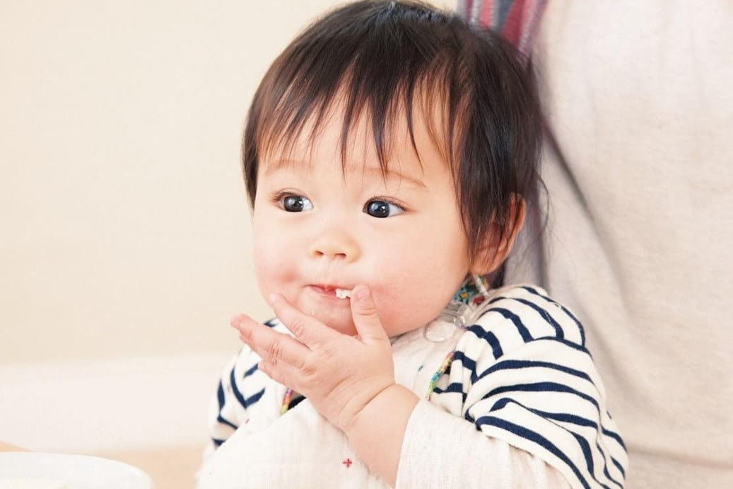 赤ちゃんの食べる意欲を育てる「食べさせ方」のコツ！食べない＆遊び食べに悩むママ必見【専門家監修】
