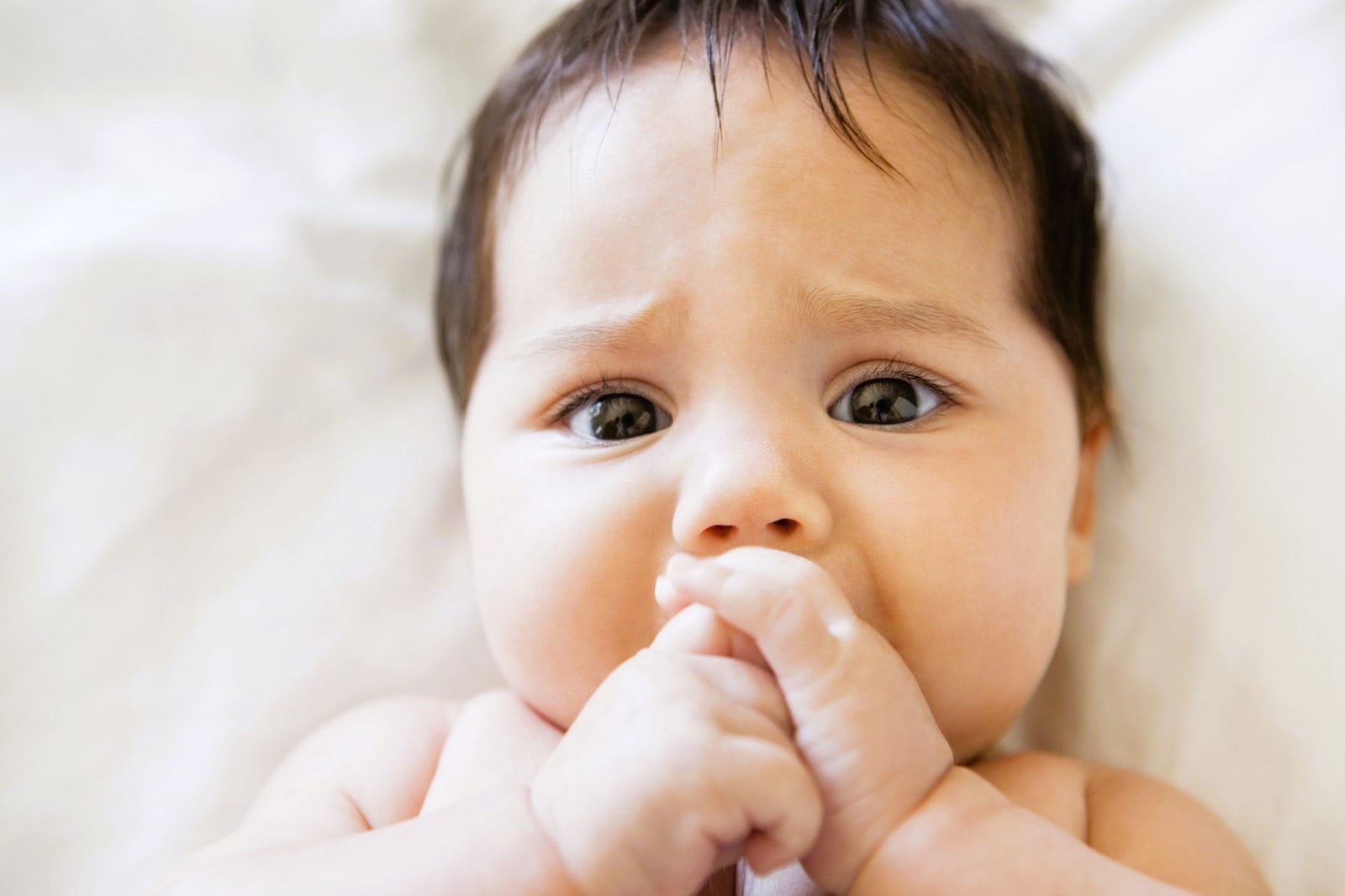 赤ちゃんの人見知りはいつから？しない子もいるって本当？困った時の対処法と先輩ママ体験談も【専門家監修】