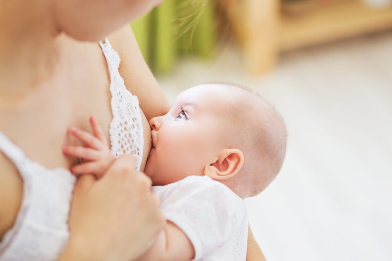 【助産師監修】片方ばかり飲んでいて大丈夫？母乳やミルクの飲みすぎは肥満の原因になる？〈生後0～4ヶ月の授乳のお悩み〉