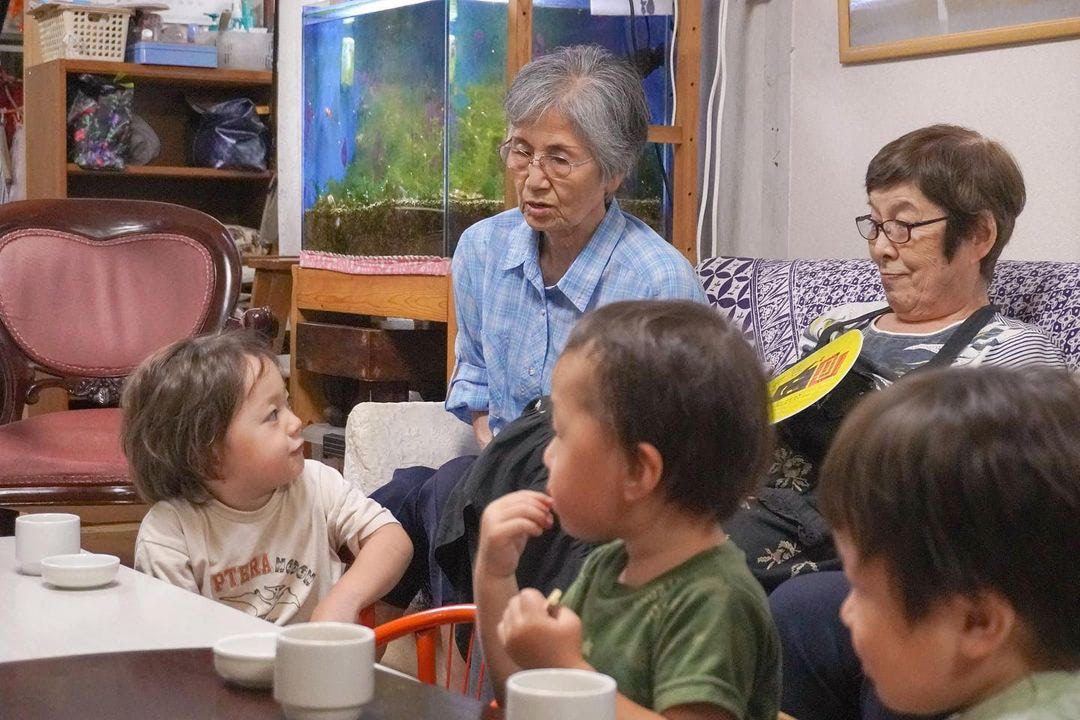 おじいちゃんやおばあちゃんに褒められた！うれしい！〈多世代交流〉で育まれる子どもたちの【自己肯定感】