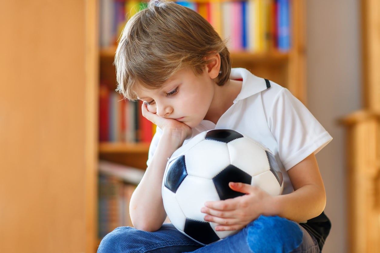 スポーツをがんばってきた子どもがケガをしたら？落ち込んだ気持ちを上向きにさせる〈声かけのヒント〉