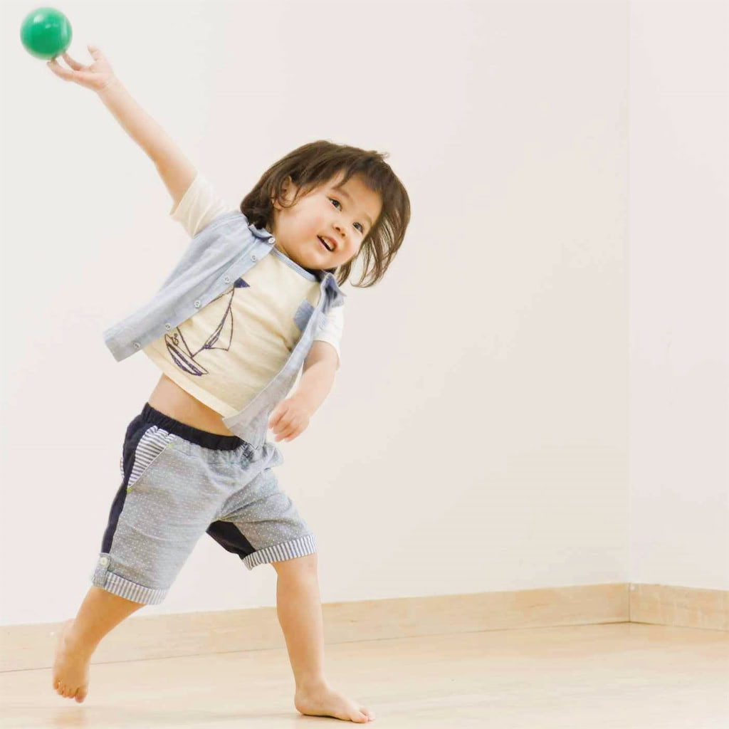 3歳児　ボール投げ
